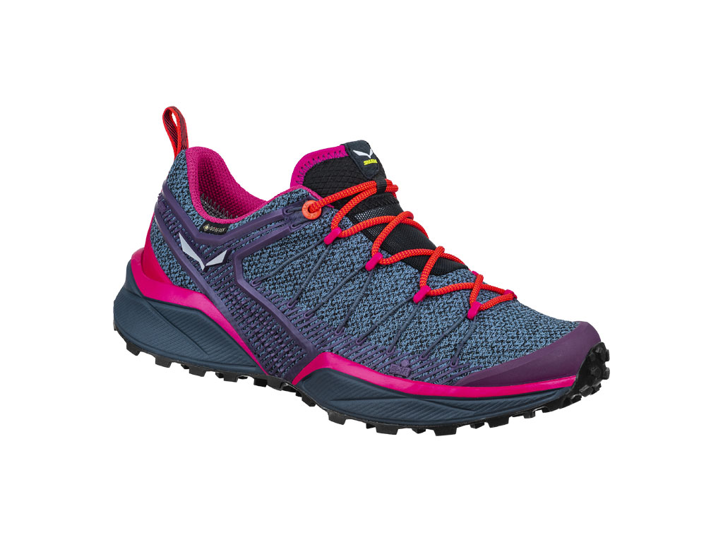 Salewa. Dropline. Scarpa tecnica da speed hiking ideale per tutta la varietà di terreni alpini. Suola Pomoca® Dropline, realizzata in mescola butilica Pomoca® Super Tractor, e disegnata attorno alla caratteristica traccia a forma di esse che il centro di pressione del piede descrive a terra durante la rullata. La suola lavora in sinergia con una generosa intersuola ammortizzante in schiuma ad alta elasticità, con uno spessore al tallone del 50-60% superiore rispetto agli altri modelli da speed hiking della collezione. Sistema Salewa 3F System e gabbia Exa-Shell della tomaia, per garantire stabilità al piede all’interno della scarpa, soprattutto negli appoggi laterali e sui terreni irregolari. Ghetta protettiva elasticizzata sotto le stringhe per evitare l’ingresso di sassi e detriti, protezione in gomma della punta, e versione con fodera impermeabile e traspirante Gore-Tex per le situazioni di bagnato. Disponibile con e senza fodera Gore-Tex® Extended Comfort, sia nella versione da uomo sia nella versione da donna. Dropline, prezzo: euro 155,00. Dropline GTX, nell’immagine, prezzo: euro 180,00.