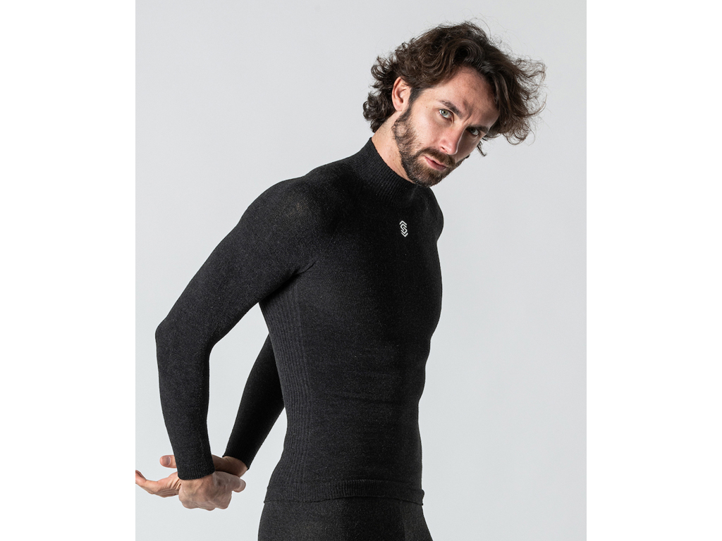 Silverskin. Collezione Stay Warm. Base Layer Manica Lunga a Collo Alto. Ultra-confortevole e versatile è adatto ad attività all’aperto. Il tessuto aderisce perfettamente al busto, fornendo uno strato di protezione confortevole e traspirante, senza limitare i movimenti, mantenendo il corpo asciutto e alla giusta temperatura - dai -20° C a 20° C – in qualsiasi condizione climatica. Disponibile in grigio antracite e grigio perla, per uomo e per donna (tg XS/S, M/L, XL/XXL). Prezzo: euro 99,90.