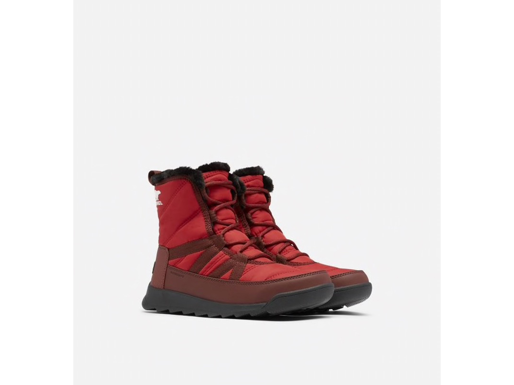 Sorel. Stivale Whitney Short Lace II. Struttura in nylon impermeabile a prova di inverno e di gelo con 200 g di calda imbottitura isolante e il sottopiede in EVA. Prezzo: euro 129,99.