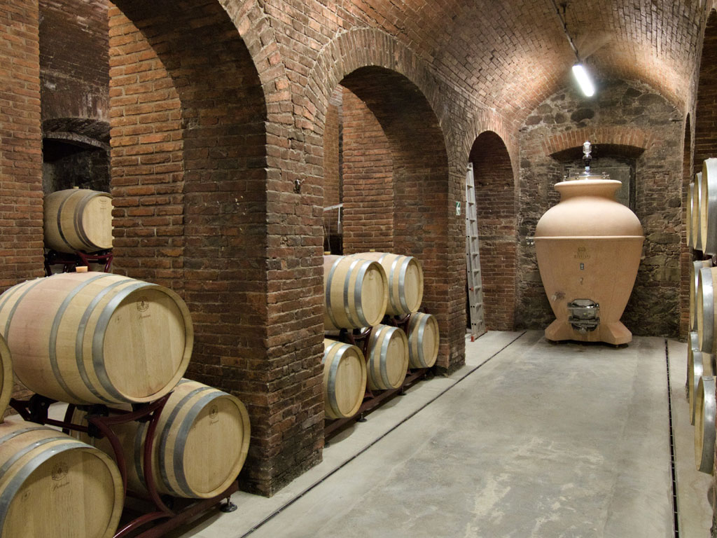 Villa Bibbiani. Il vino invecchia e si affina nell’antica barricaia con volte a vista tra barriques e grossi fusti di rovere francese o di Slovenia o in anfore di terracotta dell’Impruneta o di Cocciopesto. La terracotta lascia che il vino si esprima rispettandone le caratteristiche e l’autenticità mentre il Cocciopesto, in uso dall’epoca romana, grazie alla micro ossigenazione dell’impasto, rende il vino pulito e armonico.
