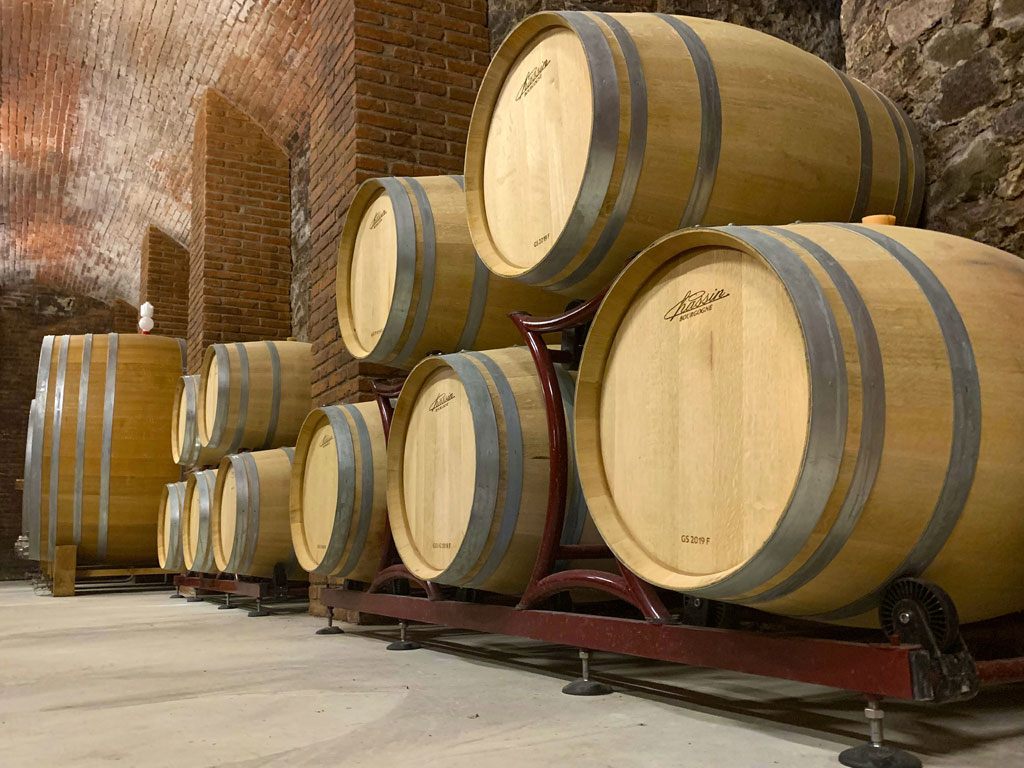 Villa Bibbiani. Il vino invecchia e si affina nell’antica barricaia con volte a vista tra barriques e grossi fusti di rovere francese o di Slovenia o in anfore di terracotta dell’Impruneta o di Cocciopesto. La terracotta lascia che il vino si esprima rispettandone le caratteristiche e l’autenticità mentre il Cocciopesto, in uso dall’epoca romana, grazie alla micro ossigenazione dell’impasto, rende il vino pulito e armonico.
