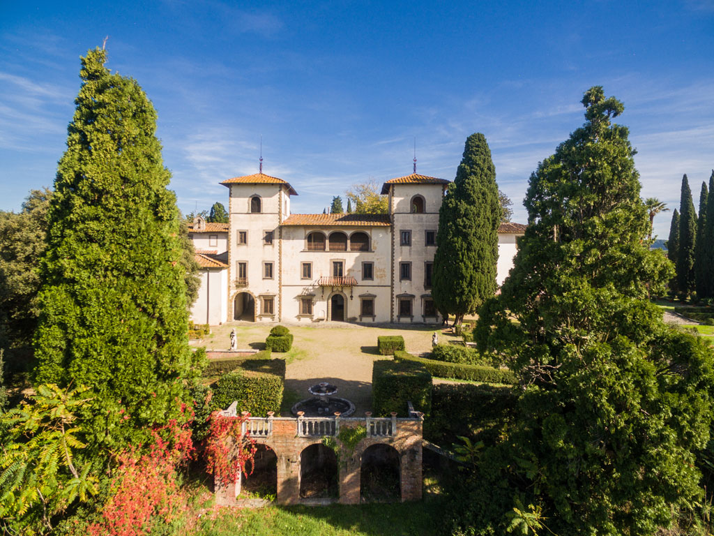 Villa Bibbiani. La struttura si compone, come da tradizione rinascimentale, di un edificio principale, con un corpo centrale e due torrioni laterali. Al piano terra la cucina e i locali di servizio mentre ai piani alti si aprono stanze da letto, bagni imperiali e saloni di rappresentanza interamente affrescati.