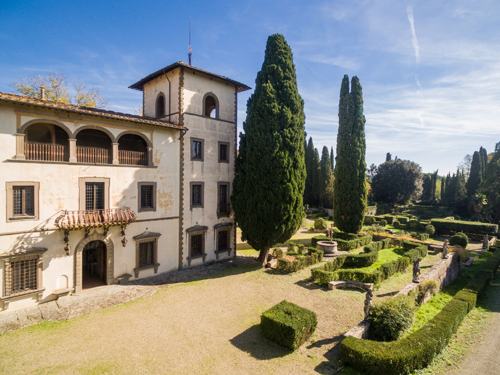 Villa Bibbiani. La struttura si compone, come da tradizione rinascimentale, di un edificio principale, con un corpo centrale e due torrioni laterali. Al piano terra la cucina e i locali di servizio mentre ai piani alti si aprono stanze da letto, bagni imperiali e saloni di rappresentanza interamente affrescati. Inoltre la sala del teatro e una cappella privata dedicata a Santa Teresa d’Avila.
