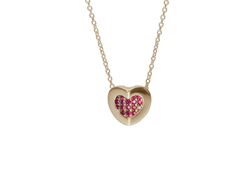 Alfieri & St. John. Collezione 1988. Collana con pendente cuore, in oro giallo con diamanti (ct 0,01) e rubini (ct 0,12). Disponibile anche in oro bianco e rosa e nelle varianti con smeraldi e zaffiri. Prezzo: euro 880,00.