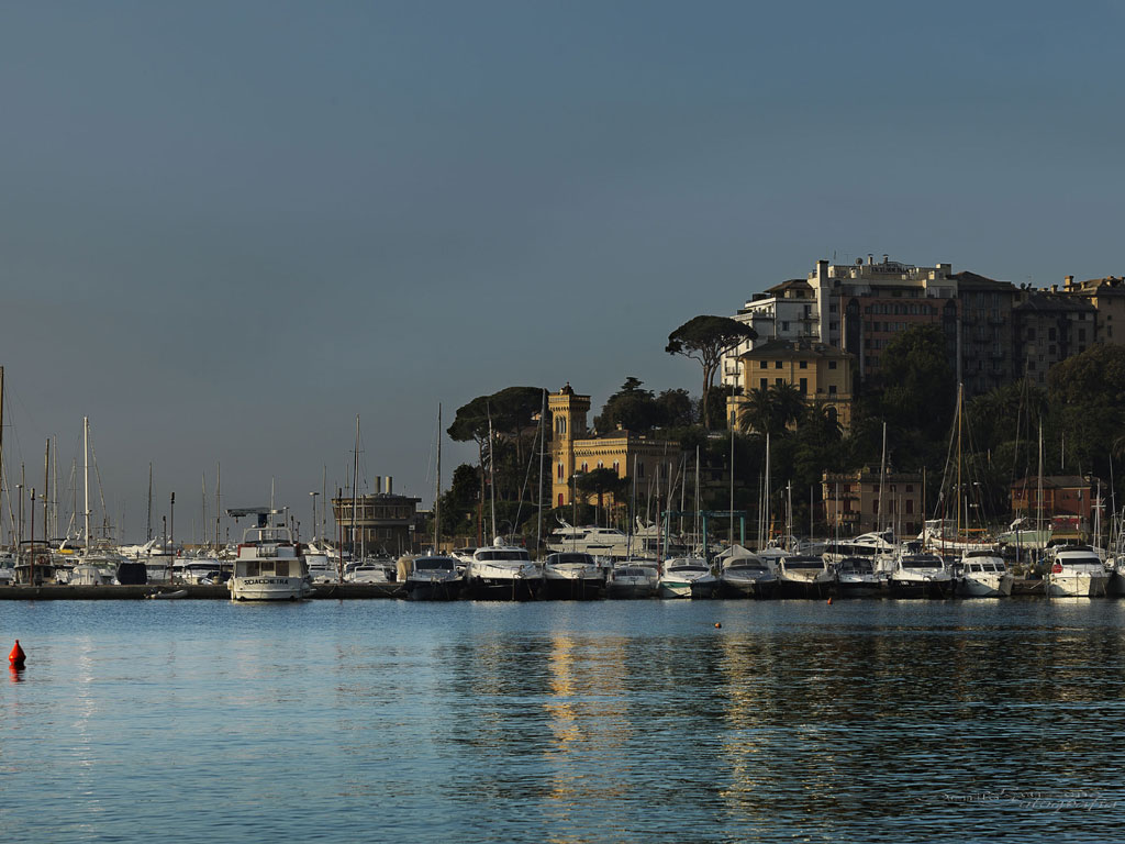 Excelsior Palace Hotel Rapallo. Veduta esterna. A Rapallo, nel cuore del Golfo del Tigullio e di fronte alla Baia di Portofino, prospiciente la marina “Porto Carlo Riva” a 500 m dal centro città e dalla Stazione Ferroviaria e 32 Km dall’Aeroporto di Genova.