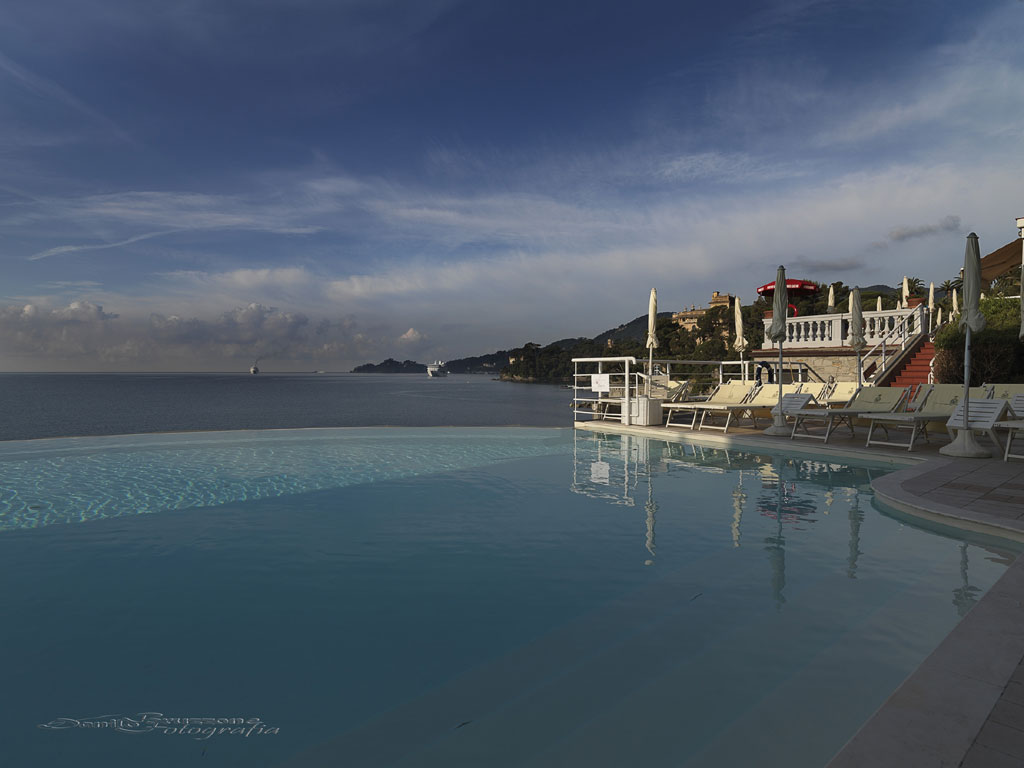 Excelsior Palace Hotel Rapallo. Infinity Pool esterna. La struttura è dotata di due piscine relax scoperte, panoramiche a filo orizzonte.