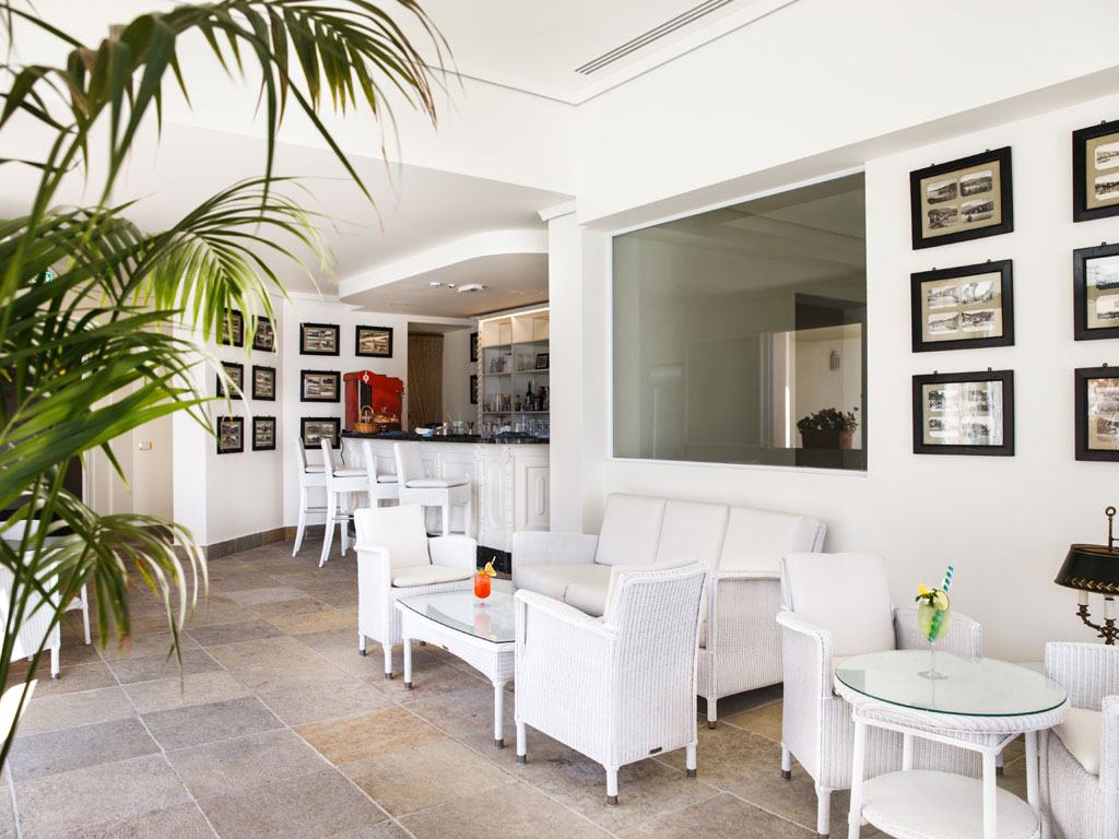 Excelsior Palace Hotel Rapallo. Sporting bar. Ristorante Eden Roc Lounge & Restaurant a picco sul mare e Sporting Bar a bordo piscina, sono aperti durante la stagione estiva.