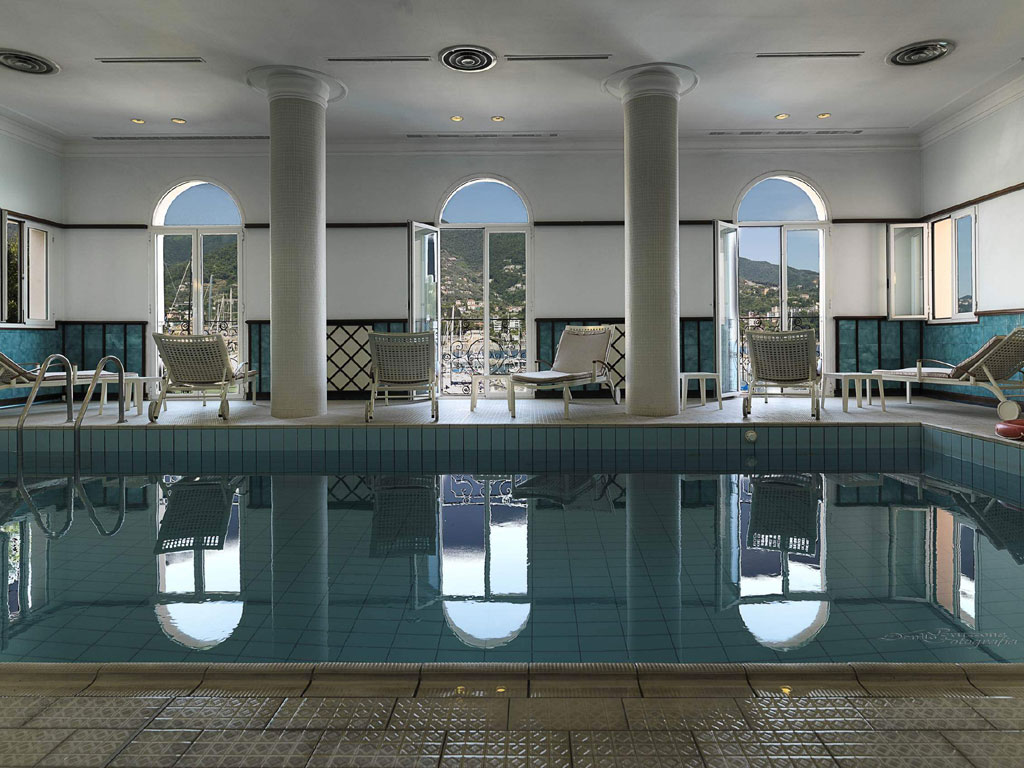 Excelsior Palace Hotel Rapallo. La piscina interna per seguire corsi di Aquagym (ginnastica in acqua, rilassante e tonificante).