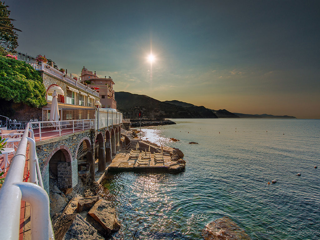 Excelsior Palace Hotel Rapallo. Ristorante Eden Roc Lounge & Restaurant a picco sul mare e Sporting Bar a bordo piscina, sono aperti durante la stagione estiva.