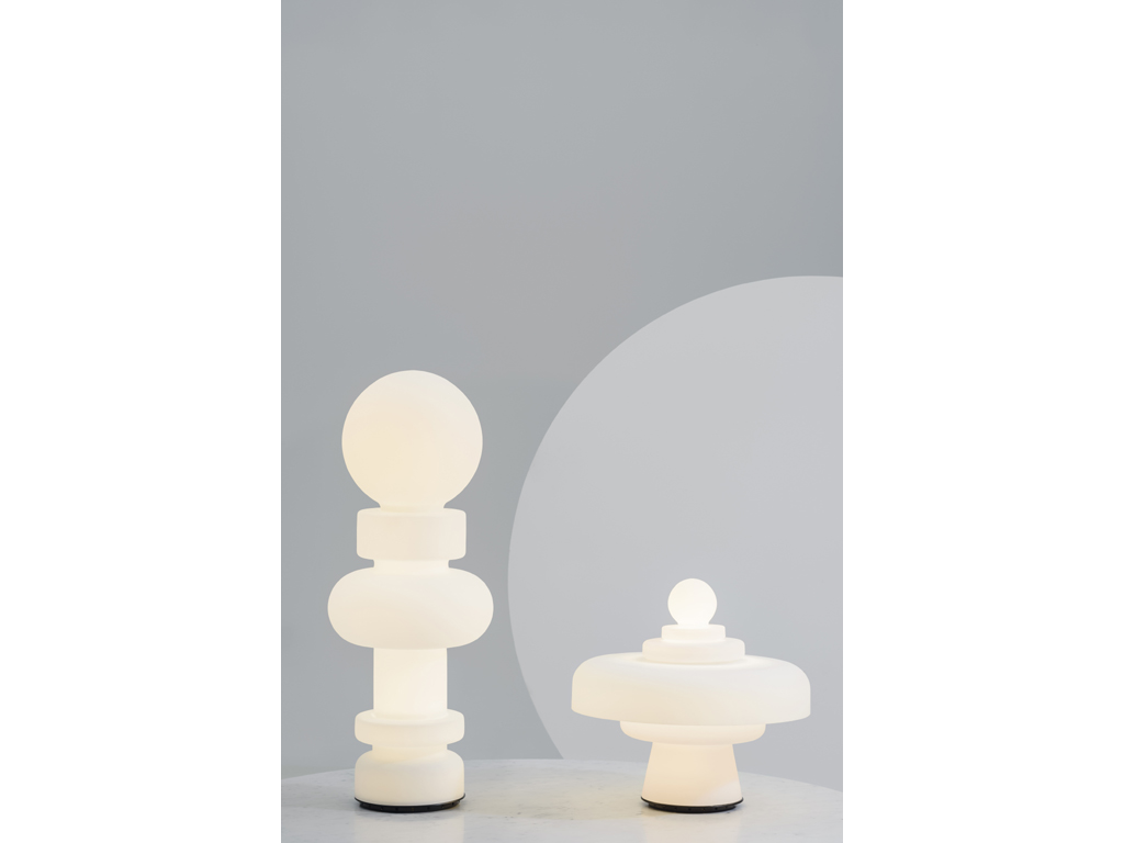 FontanaArte. Le lampade Re e Regina disegnate da Bobo Piccoli. Lampade da tavolo a luce diffusa dimmerabile. Montatura in metallo verniciato. Diffusore in vetro soffiato satinato. Cavo di alimentazione, dimmer e spina neri. Alimentatore su spina con plug intercambiabili (Europa-USA). Led integrato. Re: misure: h. 89 cm. e Ø 34 cm., prezzo, euro 2.000,00. Regina: misure: h. 45 cm. e Ø 49 cm. prezzo, euro 1.750,00.