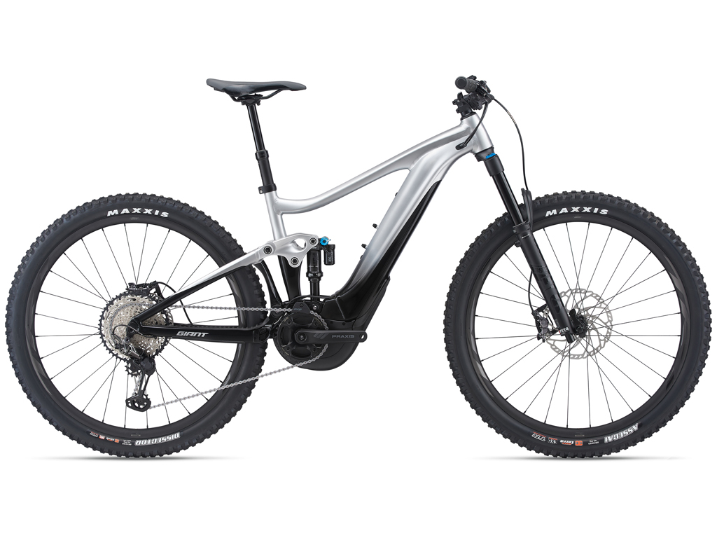 Giant. Trance X E+ Pro 29. E-bike da trail riding che combina il design off-road e una rinnovata Hybrid Cycling Technology. Motore SyncDrive Pro, sospensioni Maestro e geometria del telaio modificabile. Telaio in alluminio ALUXX SL, sistema di sospensioni Maestro con 135mm di escursione posteriore e 150mm di escursione anteriore. Sistema di batteria EnergyPak Smart 625 interamente integrato nel tubo obliquo, può essere ricaricato dell’80% in poco più di due ore. RideControl Ergo, posizionata sul manubrio, indica il tipo di supporto scelto e il livello della batteria. Prezzo consigliato: euro 5.899,00.