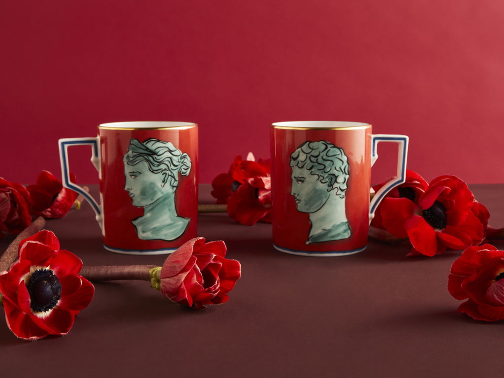 Ginori 1735. Mug Red Coral Il Viaggio di Nettuno. Designer: Luke Edward Hall. Ceramica decorata a mano con metalli preziosi. Prezzo: euro 85,00.
