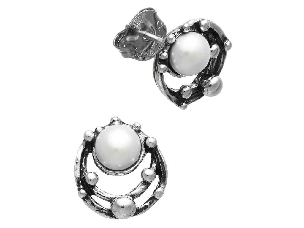 Giovanni Raspini. Collezione Ad Astra. Orecchini a bottone realizzati in argento 925 brunito e perle naturali. Fatti a mano. Peso coppia: 5 gr. Diametro: 1,5 cm. Chiusura con farfallina. Prezzo: euro 125,00.