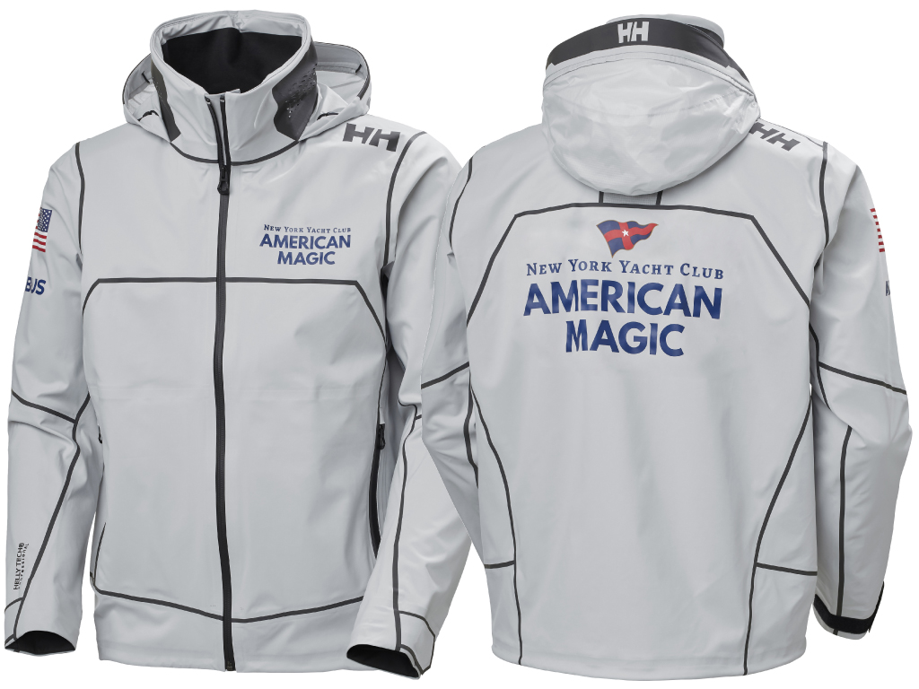 Helly Hansen. HP Foil Pro Jacket. Sviluppata in collaborazione con il team American Magic, la nuova giacca da vela HP Foil Pro Jacket è realizzata in tessuto Helly Tech® Professional a tre strati con membrana impermeabile e traspirante. Per massimizzare le doti aerodinamiche e guadagnare ogni possibile vantaggio in regata eliminando l'attrito con l'aria, i pannelli vengono saldati tra loro con la tecnologia UltraFuze e rifiniti anche all'esterno con una nastratura impermeabile in contrasto. Il pacchetto funzionale è completato da zip impermeabili a basso profilo, cappuccio ripiegabile nel collo con micro perforazioni laser-cut, polsi regolabili con sistema di bloccaggio dell'acqua, finitura DWR idrorepellente. Prezzo: euro 400,00.
