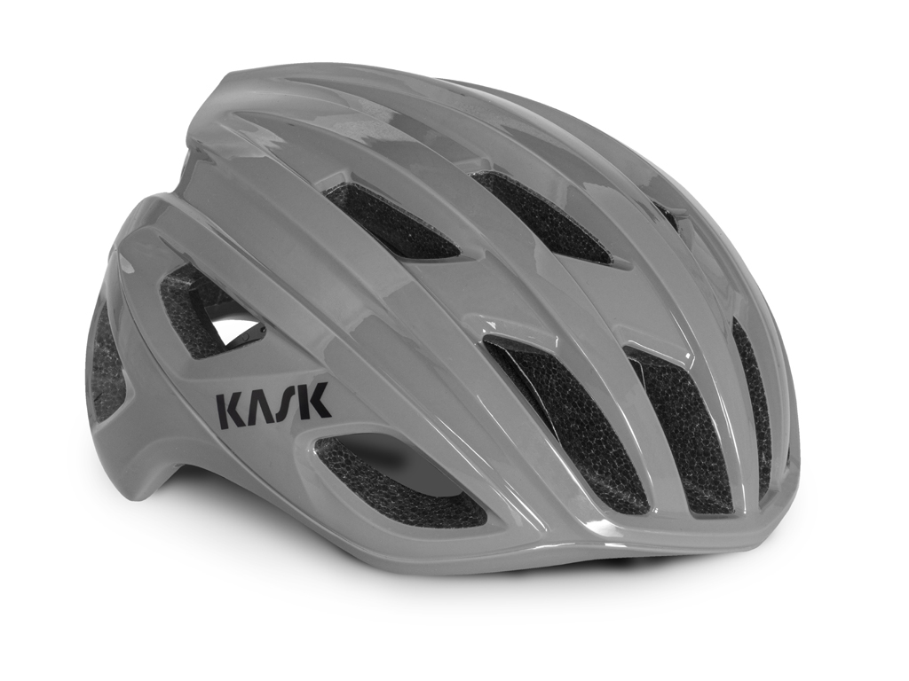 Kask. Mojito. Casco da ciclista con l’esclusivo sistema di ventilazione ergonomica Octo Fit, una tecnologia che integra un regolatore con micro-rotella in gomma e una struttura che prevede punti di contatto nella zona della nuca assicurando il massimo comfort e la massima vestibilità. Testato secondo il protocollo WG11 supera del 48% gli standard di sicurezza europei del precedente modello. Imbotittura sottogola con cinturino in ecopelle anallergica e lavabile. Modello Matt: euro 144,00. Modello Shine: euro 134,00.