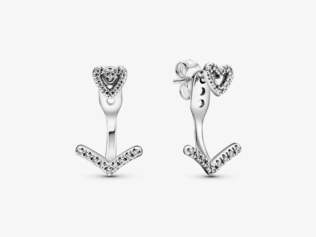 Pandora. Orecchini a lobo con cuore chevron e ear jacket, a forma di V, staccabili e regolabili in altezza. In Argento Sterling 925 e pietra Zirconia cubica. Misure. Profondità 4,6 mm. Altezza 16,75 mm. Larghezza 10,6 mm. Prezzo: euro 59,00.