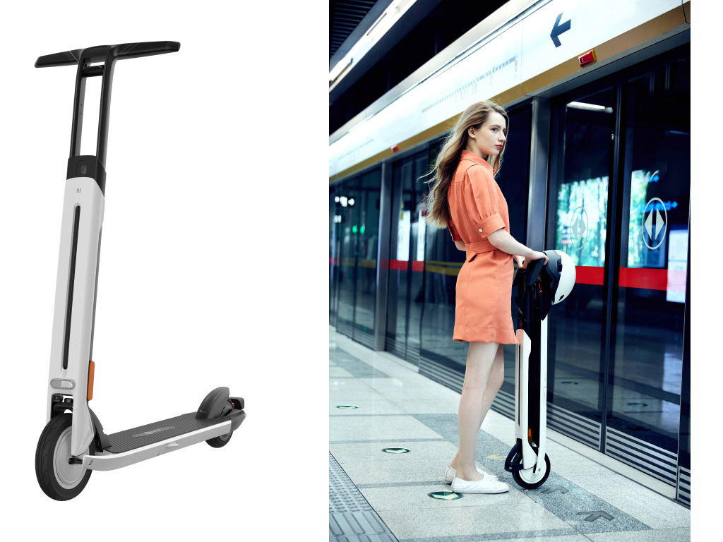 Segway. Distribuito in Italia da Athena. Ninebot Kickscooter Air T15E. Monopattino elettrico compatto e leggero. Velocità massima fino a 20 km/h. Autonomia di 12 km. Luci a LED frontale, posteriore e del freno integrante e Luci Ambientali. Ruote piene. Catarifrangenti frontali, laterali e posteriori certificate E-MARK. Freno anteriore elettrico e rigenerativo e freno posteriore meccanico a piede. Pendenza massima raggiungibile 15%. Chiusura compatta. 10.5 kg di peso per un facile trasporto. Prezzo consigliato: euro 749,99.