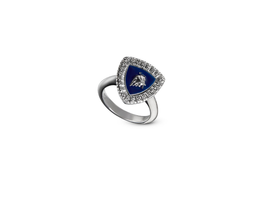 Tonino Lamborghini. Collezione Shield Lady. Anello da donna in Argento 925 mil., progettato e lavorato in Italia mediante l'utilizzo delle più moderne tecnologie e rifinito a mano per garantirne il massimo dettaglio e la più elevata qualità. Disponibile in tre misure: 12 (diametro interno 15,50 mm), 14 (diam. 16,30 mm), 16 (diam. 17 mm). Prezzo: euro 120,00.