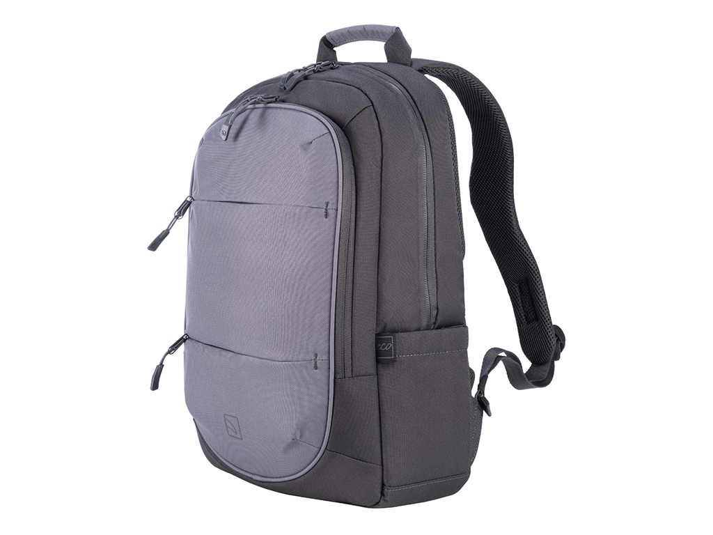 Tucano. Zaino per MacBook Pro 16” e Laptop 15,5”. Zaino bicolore in tessuto riciclato al 100% dalle bottiglie in PET. L’ampio vano interno è dotato di una tasca imbottita per laptop e tablet. Lateralmente si completa con due tasche elastiche porta bottiglia, ombrelli o oggetti di piccole dimensioni. Il lato posteriore con schienale ergonomico e spallacci, regolabili e imbottiti, è provvisto di una fascia per il trolley e di una tasca di sicurezza. Prezzo: euro 49,90.