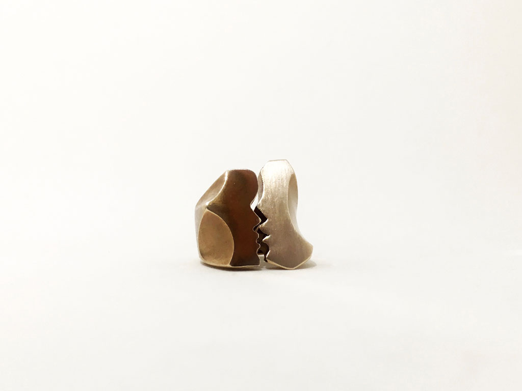 Valentina Romen alias Eigenart. Soulmates. Two Souls in One. Anello aperto in bronzo rosso o giallo. Prezzo: euro 290,00.