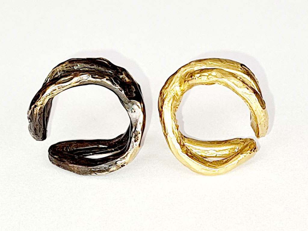 dettaglidattimi. Collezione Infinito. San Valentino 2021. A dx, anello in bronzo giallo realizzato con la tecnica di microfusione in cera persa, fatto in mano in Italia, per Lei. A sx, anello in bronzo brunito realizzato con la tecnica della microfusione in cera persa, fatto mano in Italia, per Lui. Prezzo: su richiesta.