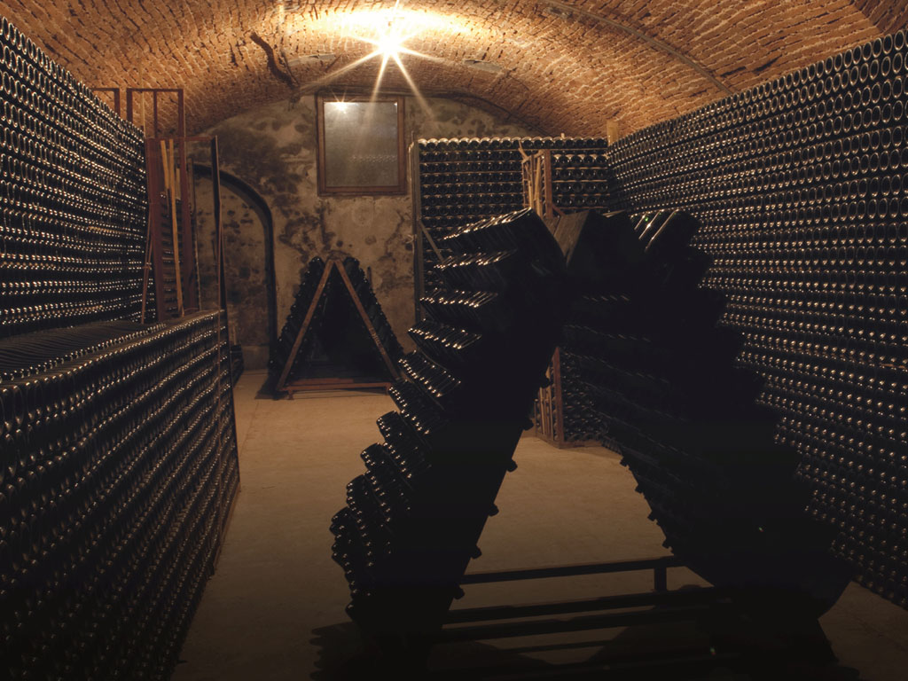 Agriturismo Corte Lantieri. Le cantine si suddividono tra la parte storica con le antiche volte seicentesche e quella moderna dove hanno luogo le fasi della vinificazione.