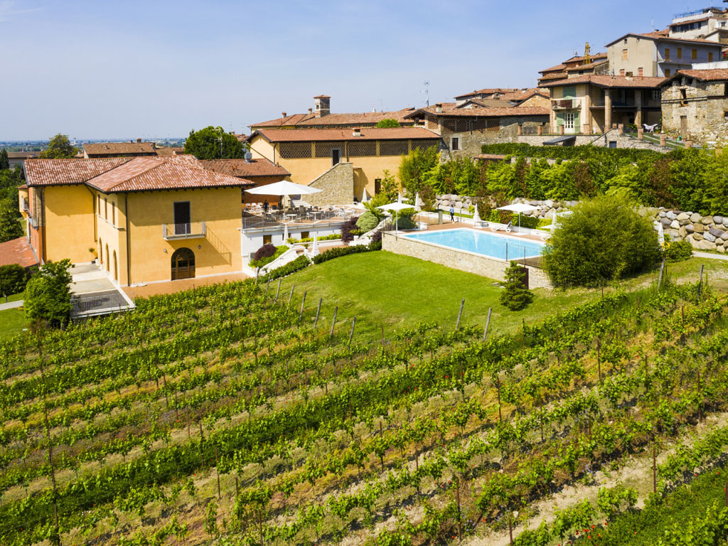 Agriturismo Corte Lantieri. L’agriturismo è inserito nella tenuta della storica Cantina Lantieri addossato al centro storico del borgo medievale di Capriolo. Ricavato dalla ristrutturazione dell’antico palazzo nobiliare della famiglia Lantieri de Paratico si raggiunge percorrendo lunghi filari di vite.