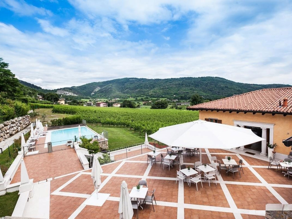 Agriturismo Corte Lantieri. Le terrazze esterne affacciate sulle vigne accolgono gli ospiti della struttura e del ristorante.