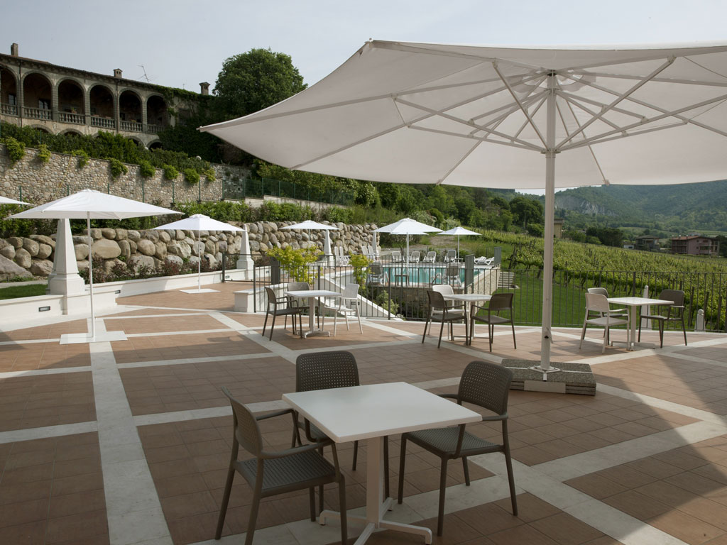 Agriturismo Corte Lantieri. Le terrazze esterne affacciate sulle vigne accolgono gli ospiti della struttura e del ristorante.