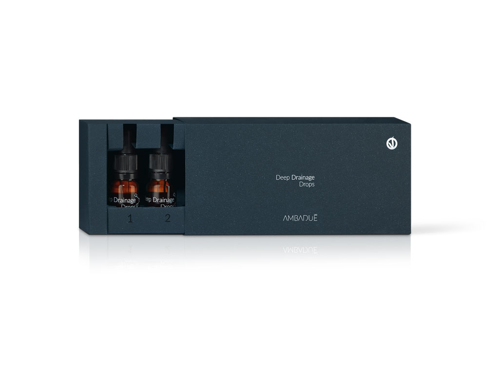 Ambaduè. Deep Drainage Drops. Applicare alcune pipette di prodotto puro una o due volte al giorno sulle zone interessate – gambe, addome e fianchi. Per una azione d’urto il prodotto andrebbe utilizzato in combinazione con la crema Intensive Body Drainage. Prezzo: euro 60,00.