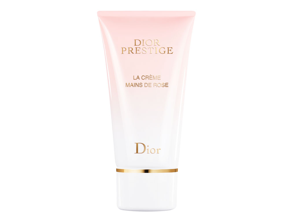 Dior Prestige. La Crème Mains de Rose. Racchiude ventidue micro-nutrienti de la Rose de Granville, la cera e l’olio di rosa. Prezzo: euro 68,56.