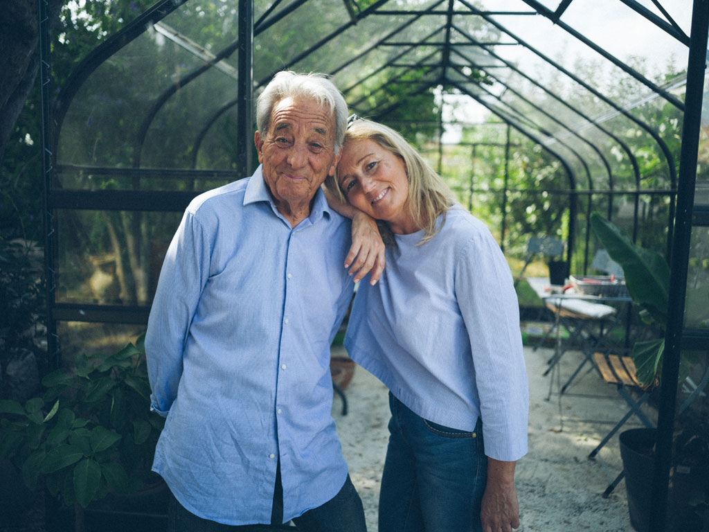 Dior. Originario di Grasse, negli ultimi quindici anni François Demachy, nell'immagine con Carole Biancalana, ha pazientemente avviato numerose collaborazioni con la nuova generazione di produttori di fiori biologici per assicurare alle fragranze Dior i fiori migliori e, al tempo stesso, sostenere la rinascita del territorio.