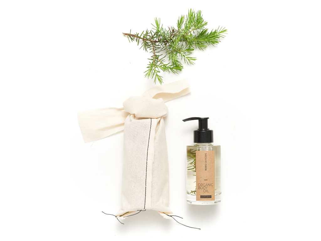 The Munio. Juniper Organic Body Oil – Ginepro. Olio idratante per il corpo. Applicare una quantità adeguata di olio sulla pelle asciutta o umida e massaggiare con movimenti circolari fino a completo assorbimento. Bottiglia di vetro da 100 ml. Prezzo: euro 24,00.