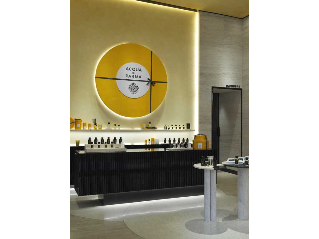 Acqua di Parma e Poltrona Frau. All’interno delle boutique della storica Maison italiana è possibile acquistare il Car Diffuser e i refill profumati disponibili in nove composizioni olfattive: Luce di Colonia, Buongiorno, La Casa sul Lago, Oh, l’Amore, Aperitivo in Terrazza e Profumi dell’Orto, Arancia di Capri, Fico d’Amalfi, Mirto di Panarea, o Milano, firmata da Poltrona Frau.