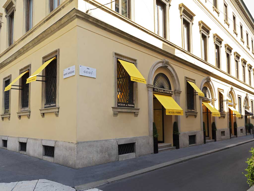 Acqua di Parma e Poltrona Frau. La boutique milanese in via Gesù 1 - angolo via Monte Napoleone. Le boutique Acqua di Parma sono presenti anche a Roma, Miami, Dubai e da Selfridges a Londra.