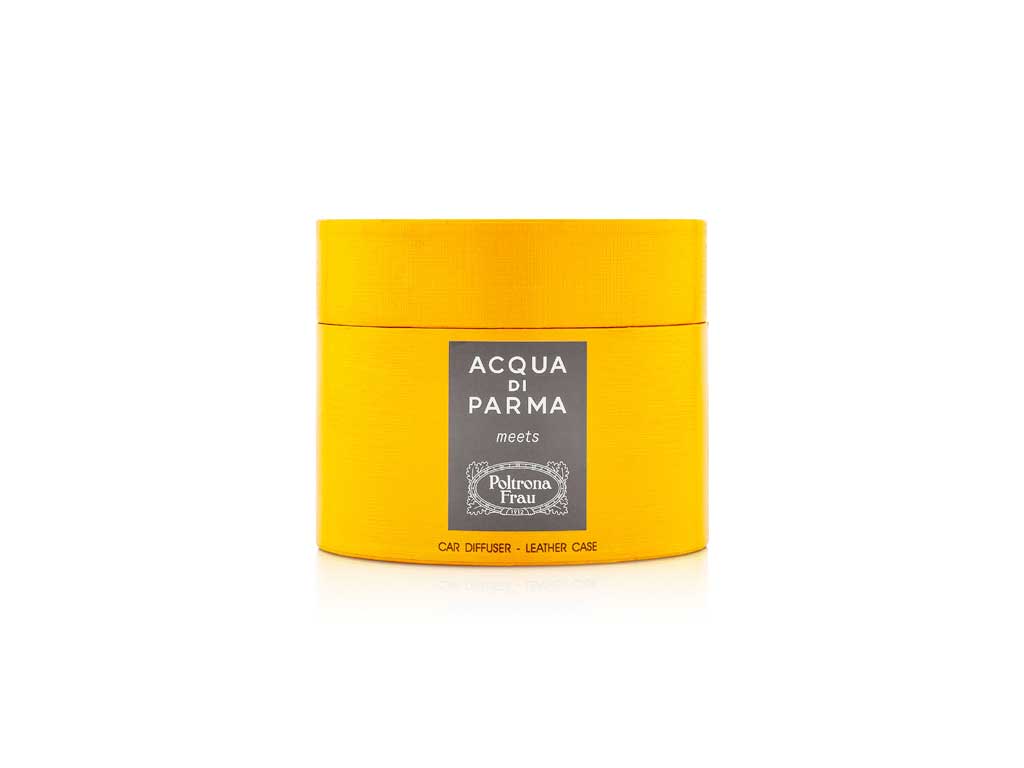 Acqua di Parma e Poltrona Frau. L’iconica cappelliera giallo Parma della Maison, realizzata in pregiata carta certificata FSC, riporta sull’etichetta - creata con polveri di scarto provenienti da cave di marmo - i due loghi “Poltrona Frau” e “Acqua di Parma”. All’interno una custodia in tessuto grigio scuro custodisce il Diffusore. Eleganti ed essenziali gli astucci dei refill profumati, da scegliere a parte.