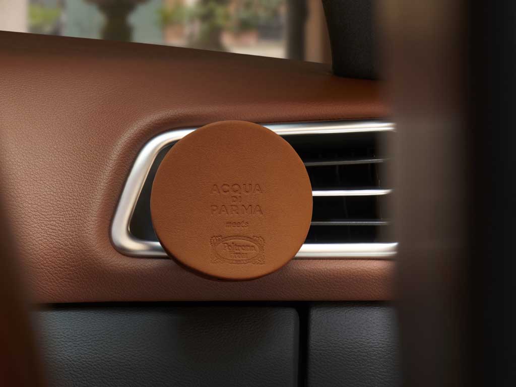 Acqua di Parma e Poltrona Frau. La forma circolare del Car Diffuser evoca le iconiche cappelliere di Acqua di Parma ed è esaltata dal design essenziale e leggero dei due elementi che lo compongono. La leather case in preziosa PELLE FRAU®, con impressi a caldo i loghi “Acqua di Parma” e “Poltrona Frau”, e il corpo interno che contiene i refill delle essenze della Maison.