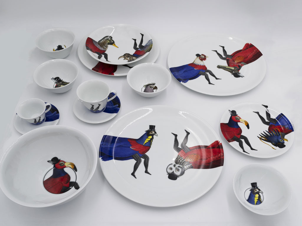 Driade. “The White Snow - Bestiario della tavola”. Pittore, set designer e visual artist, Giuseppe Ragazzini ha realizzato un bestiario componibile basandosi sul principio della metamorfosi e della casualità. Il risultato è un collage animato sempre divertente, ironico, decisamente inaspettato.