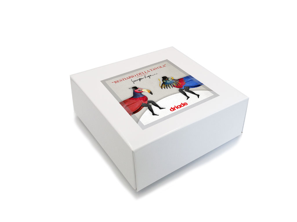 Driade. “The White Snow - Bestiario della tavola”. Il servizio in porcellana è proposto in numerosi set realizzati in materiale riciclabile che ne raccontano e valorizzano il contenuto.