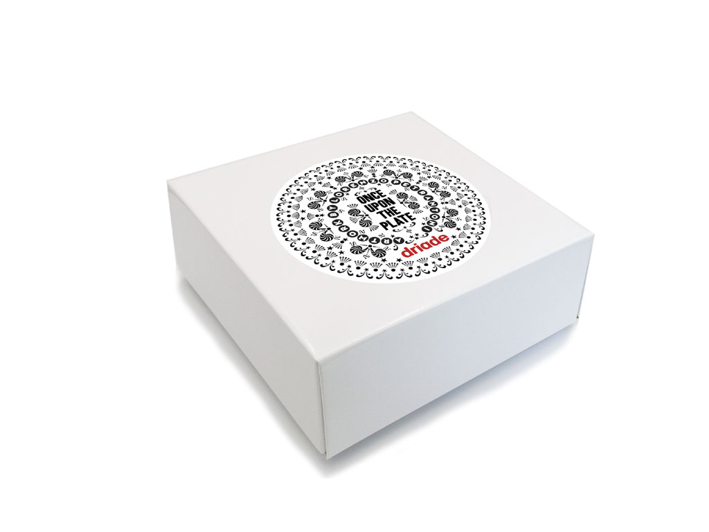 Driade. “The White Snow - Once upon a plate”. Il servizio in porcellana è proposto in numerosi set realizzati in materiale riciclabile che ne raccontano e valorizzano il contenuto.