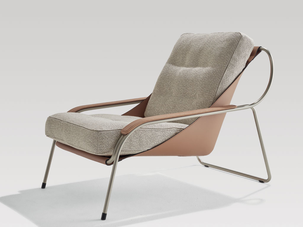 Zanotta. Maggiolina, chaise longue, design Marco Zanuso, 1947. Struttura in tubolare d’acciaio inox 18/8 lucidato, o nichelsatinato colore naturale o nero, oppure verniciato nero. Braccioli e scocca in cuoio pigmentato 90 bianco o nero. Due morbidi cuscini - in Ecofire, pelle o in tessuto - con imbottitura in piuma d’oca per lo schienale e in poliuretano/ Dacron Du Pont per la seduta. Dimensioni poltrona (LxPxH): 71x105x83 cm. Si completa con pouf (LxPxH): 65x65x38 cm. Prezzo: su richiesta.
