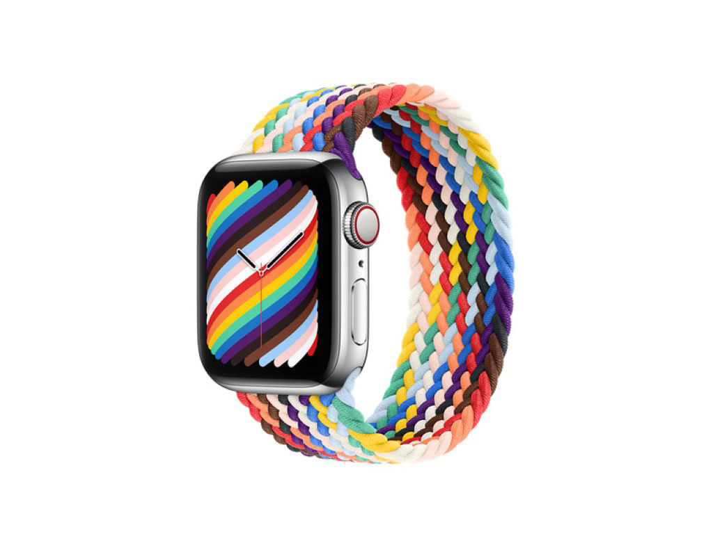 Apple. Solo Loop intrecciato Pride Edition. Cinturino elastico composto da 16.000 fili in poliestere riciclato, intrecciati con fibre ultrasottili di silicone grazie a un avanzatissimo strumento di precisione e poi tagliati con il laser all’esatta lunghezza richiesta. La trama è morbida e piacevole al tatto, e resistente all’acqua e al sudore. Prezzo: euro 99,00.