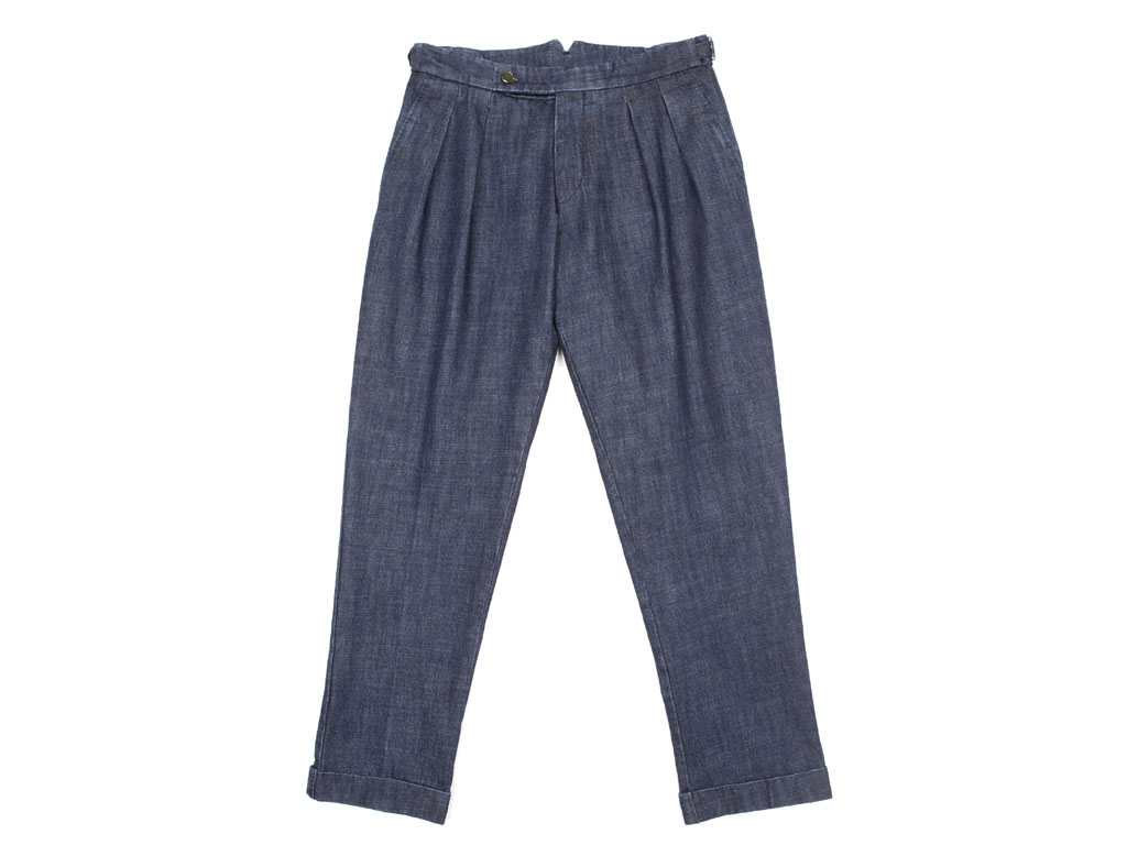 Berwich. Pantalone baggy fit. Doppia pinces rovesciata, side adjusters, cinta a rondine e risvolto. Realizzato in denim bull lavaggio stone wash. Prezzo: euro 290,00.
