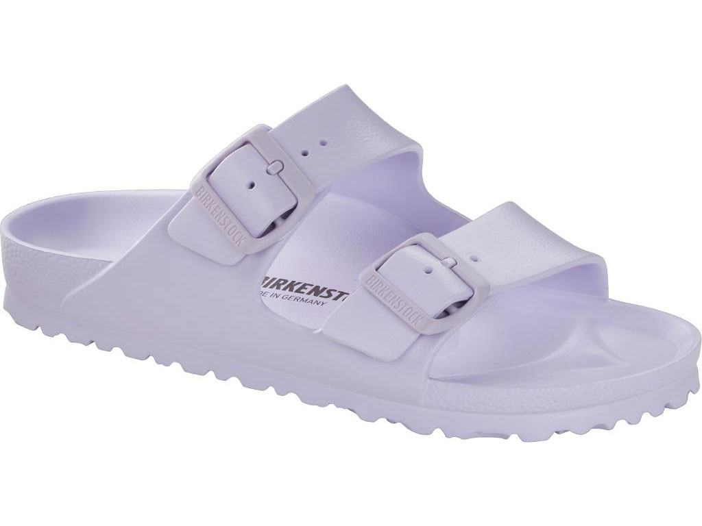 Birkenstock. Arizona EVA. (Art.Nr. 1017046). Sandalo, tonalità purple fog, leggero e flessibile, in pregiata plastica EVA inodore e testata contro le sostanze inquinanti. Impermeabili e lavabili. Plantare anatomico, Si completa di due cinturini con fibbia ad ardiglione regolabili individualmente. Ideale per la spiaggia, in giardino o per i centri benessere. Made in Germany. Prezzo: euro 45,00.