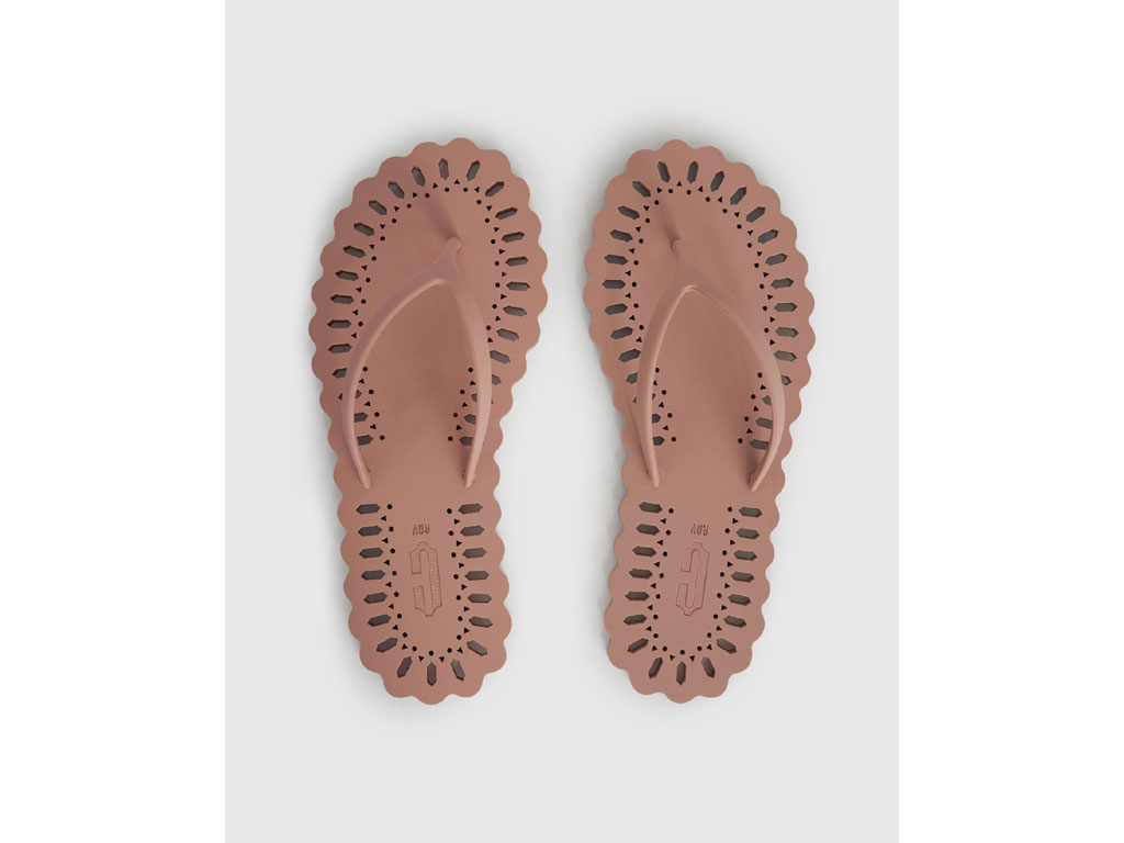 Carlotha Ray. Infradito Alba Rosa. Realizzate in gomma sostenibile sono infuse di una delicata fragranza floreale. Il bordo a centrino è ottenuto grazie al taglio laser. Disponibili anche nelle tonalità: fucsia, arancio, oliva e nero. Prezzo: euro 165,00.