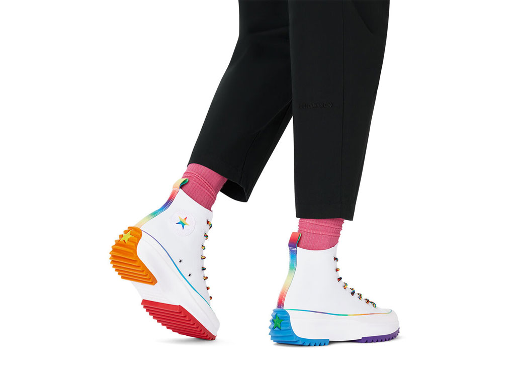Converse. Converse Pride Run Star Hike High Top. Tomaia in tela di poliestere riciclato. Patch, intreccio sul tallone e profilo arcobaleno sfumato. Suola a blocchi di colore arcobaleno. Lacci da hiking arcobaleno. Dettagli