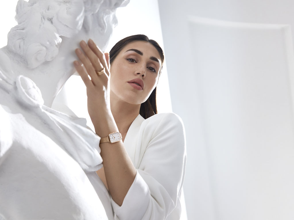 Daniel Wellington. Cecilia Rodríguez, è una modella e influencer nata in Argentina e cresciuta in Italia con un grande seguito su Instagram. Volto glamour e ambassador del brand di orologi svedese.