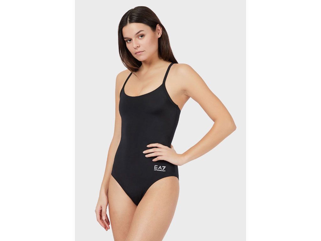 EA7 Emporio Armani. Costume intero con logo in jersey sintetico. Disponibile nelle tonalità: nero e rosso. Prezzo: euro 68,00.