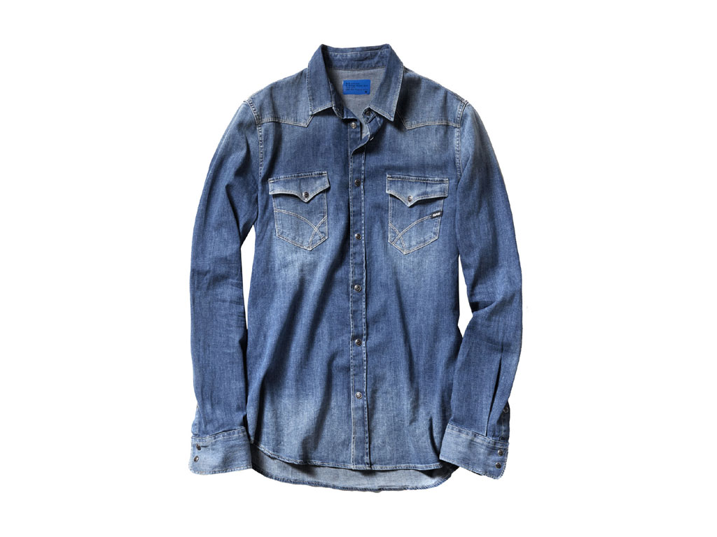 Gas. Modello Kant. Camicia in jeans, da uomo, elasticizzata. Denim leggero 5 oz 1/2 red cast indaco tessuto realizzato con filati pettinati. Lavaggio tono medio chiaro con aspetto mosso. Prezzo: euro 99,90.