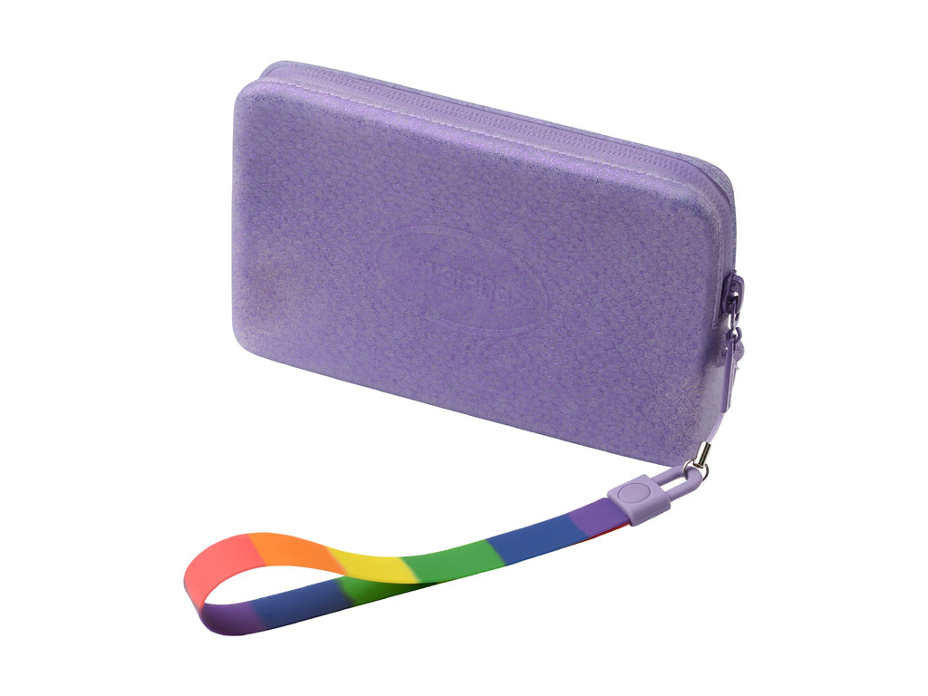 Havaianas. Mini Bags Havaianas Pride 21. La borsa, in silicone, è progettata per contenere il cellulare, i documenti, le chiavi, il portafoglio e anche i trucchi. Questa versione ha un tocco glitter e l'iconica bandiera LGBTQIA+. Prezzo: euro 16,00.
